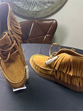 UGG Women’s Moccasin Boots in Tan Size 8.5